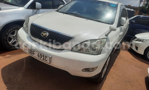 Acheter Occasion Voiture Toyota Harrier Blanc à Kampala, Ouganda Acheter Occasion Voiture Toyota Harrier Blanc à Kampala, Ouganda