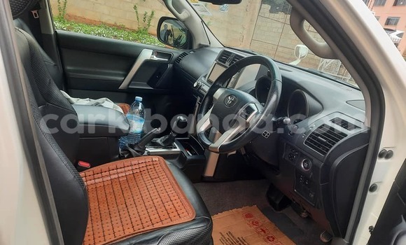 Acheter Occasion Voiture Toyota Prado Blanc à Kampala, Ouganda Acheter Occasion Voiture Toyota Prado Blanc à Kampala, Ouganda