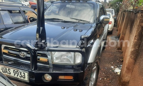 Gura Yakoze Toyota Hilux Surf Black Imodoka i Kampala mu Uganda