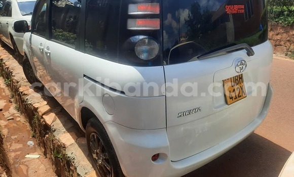 Acheter Occasion Voiture Toyota Sienta Blanc à Kampala, Ouganda Acheter Occasion Voiture Toyota Sienta Blanc à Kampala, Ouganda