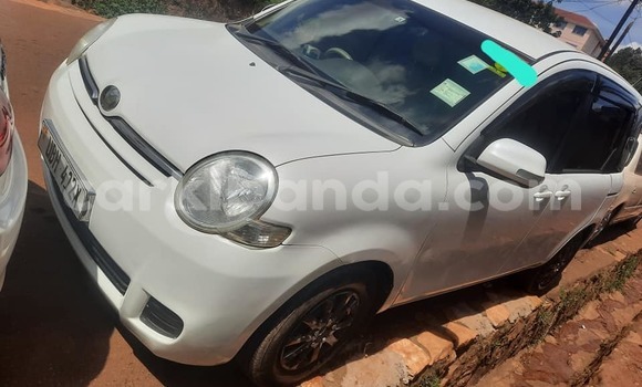 Acheter Occasion Voiture Toyota Sienta Blanc à Kampala, Ouganda Acheter Occasion Voiture Toyota Sienta Blanc à Kampala, Ouganda