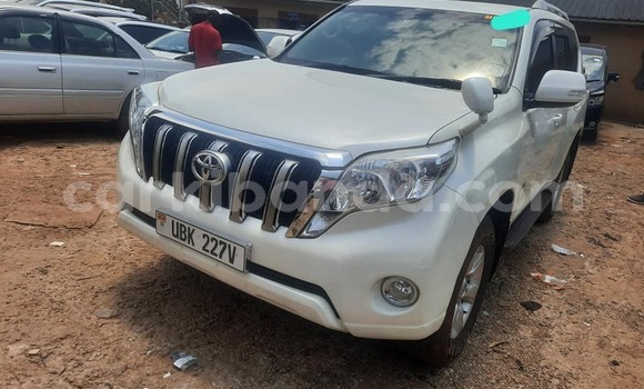 Gura Yakoze Toyota Prado White Imodoka i Kampala mu Uganda