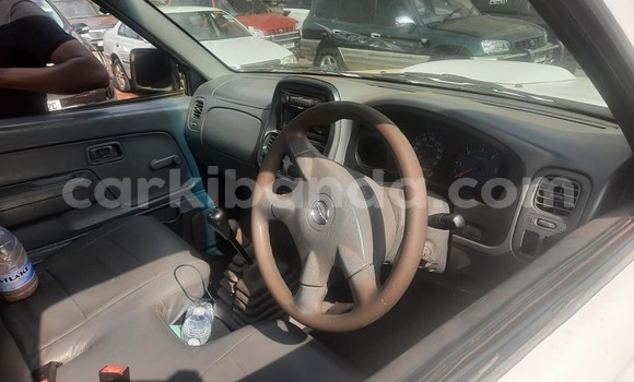 Acheter Occasion Voiture Nissan Pickup Blanc à Kampala, Ouganda Acheter Occasion Voiture Nissan Pickup Blanc à Kampala, Ouganda