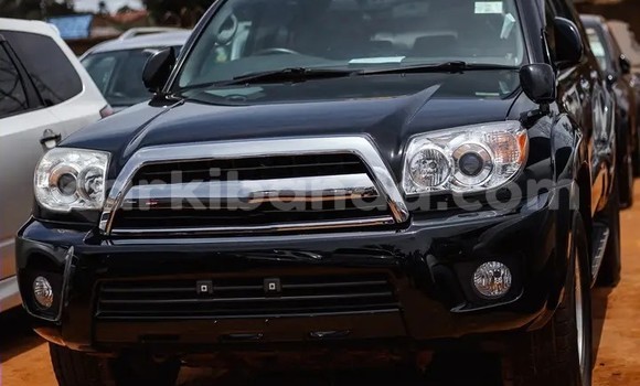 Gura Yakoze Toyota Hilux Surf Black Imodoka i Kampala mu Uganda