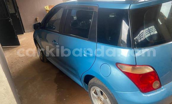 Gura Yakoze Toyota Vitz Blue Imodoka i Bugiri mu Eastern