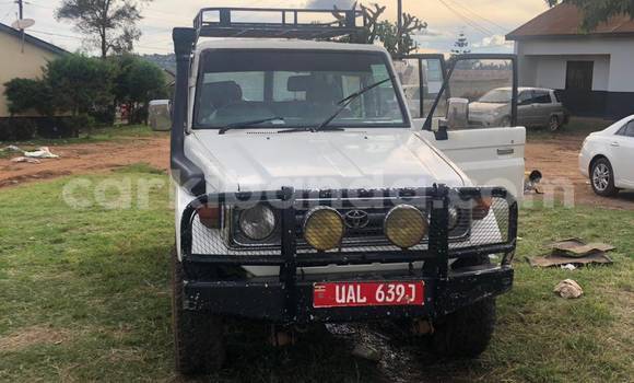 Gura Yakoze Toyota Land Cruiser White Imodoka i Bugiri mu Eastern