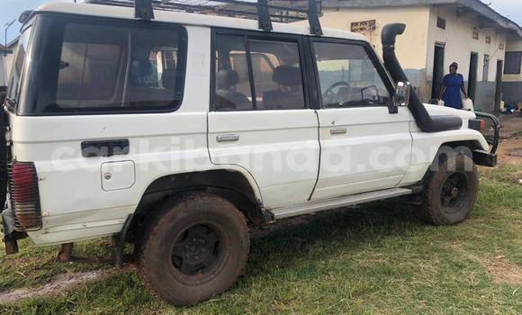 Nunua Ilio tumika Toyota Land Cruiser Nyeupe Gari ndani ya Bugiri nchini Mashariki Nunua Ilio tumika Toyota Land Cruiser Nyeupe Gari ndani ya Bugiri nchini Mashariki