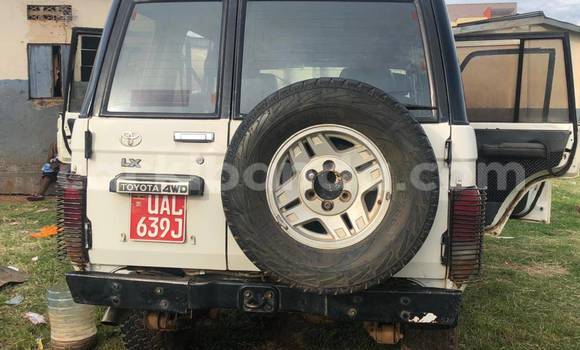Nunua Ilio tumika Toyota Land Cruiser Nyeupe Gari ndani ya Bugiri nchini Mashariki Nunua Ilio tumika Toyota Land Cruiser Nyeupe Gari ndani ya Bugiri nchini Mashariki