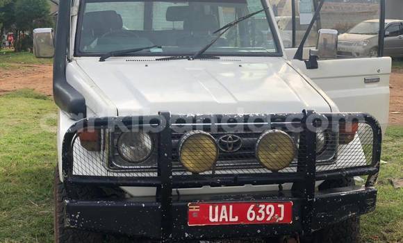 Nunua Ilio tumika Toyota Land Cruiser Nyeupe Gari ndani ya Bugiri nchini Mashariki Nunua Ilio tumika Toyota Land Cruiser Nyeupe Gari ndani ya Bugiri nchini Mashariki