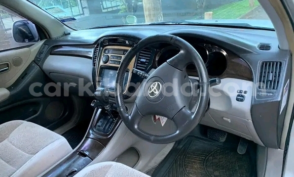 Gura Yakoze Toyota Kruger Silver Imodoka i Kampala mu Uganda Gura Yakoze Toyota Kruger Silver Imodoka i Kampala mu Uganda