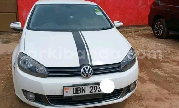 Gura Yakoze Volkswagen Golf White Imodoka i Kampala mu Uganda
