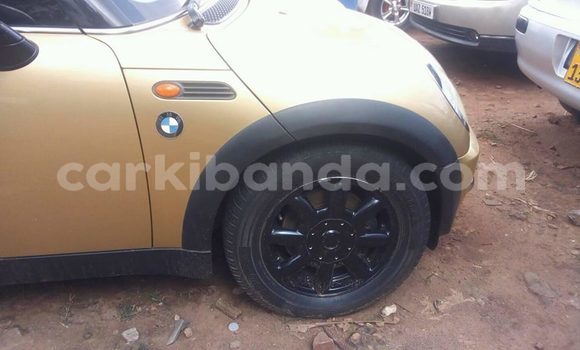 Gura Yakoze MINI Cooper Brown Imodoka i Kampala mu Uganda Gura Yakoze MINI Cooper Brown Imodoka i Kampala mu Uganda