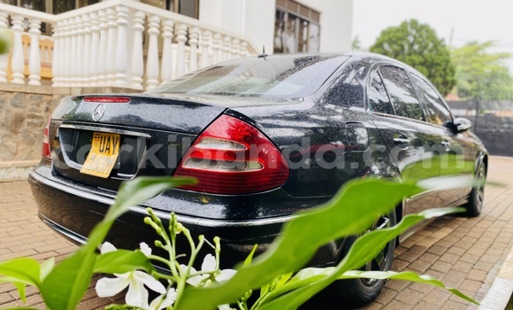 Gura Yakoze Mercedes-Benz E-Classe Black Imodoka i Kampala mu Uganda