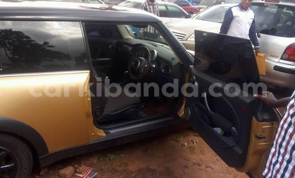 Gura Yakoze MINI Cooper Brown Imodoka i Kampala mu Uganda Gura Yakoze MINI Cooper Brown Imodoka i Kampala mu Uganda