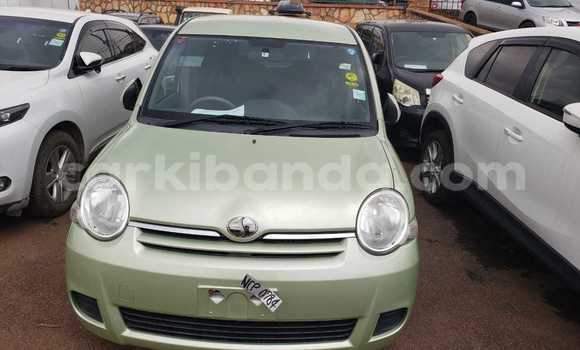 Gura Yakoze Toyota Sienta Green Imodoka i Kampala mu Uganda
