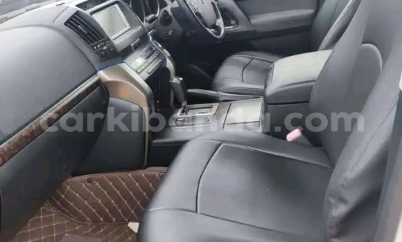 Acheter Occasion Voiture Toyota Land Cruiser Blanc à Kampala, Ouganda Acheter Occasion Voiture Toyota Land Cruiser Blanc à Kampala, Ouganda