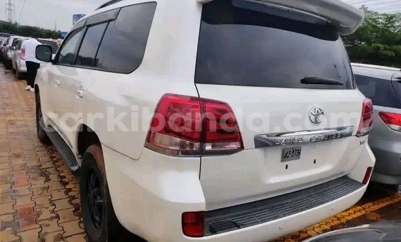 Acheter Occasion Voiture Toyota Land Cruiser Blanc à Kampala, Ouganda Acheter Occasion Voiture Toyota Land Cruiser Blanc à Kampala, Ouganda