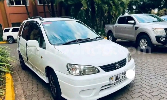 Acheter Occasion Voiture Toyota Spacio Blanc à Kampala, Ouganda Acheter Occasion Voiture Toyota Spacio Blanc à Kampala, Ouganda