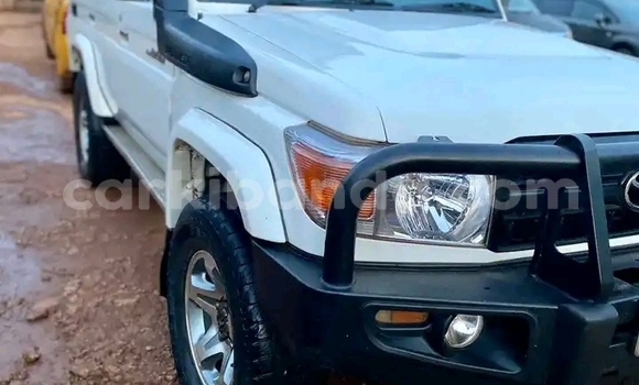 Gura Yakoze Toyota Land Cruiser White Imodoka i Kampala mu Uganda