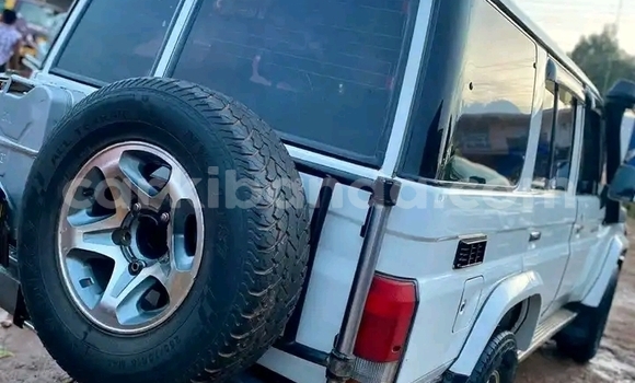 Acheter Occasion Voiture Toyota Land Cruiser Blanc à Kampala, Ouganda Acheter Occasion Voiture Toyota Land Cruiser Blanc à Kampala, Ouganda