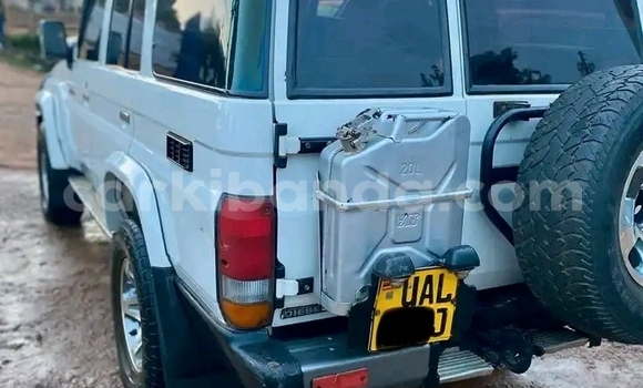 Acheter Occasion Voiture Toyota Land Cruiser Blanc à Kampala, Ouganda Acheter Occasion Voiture Toyota Land Cruiser Blanc à Kampala, Ouganda