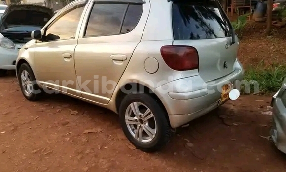 Gura Yakoze Toyota Vitz Beige Imodoka i Kampala mu Uganda