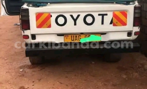 Acheter Occasion Voiture Toyota Hilux Blanc à Kampala, Ouganda Acheter Occasion Voiture Toyota Hilux Blanc à Kampala, Ouganda