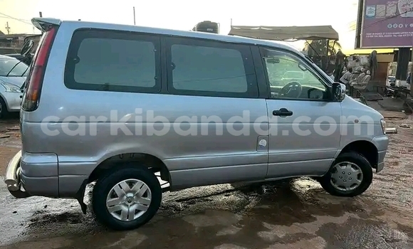 Nunua Ilio tumika Toyota Noah Fedha Gari ndani ya Kampala nchini Uganda Nunua Ilio tumika Toyota Noah Fedha Gari ndani ya Kampala nchini Uganda