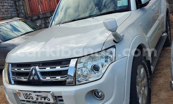 Buy Used Mitsubishi Pajero White Car in Bombo in Central