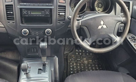 Gura Yakoze Mitsubishi Pajero White Imodoka i Bombo mu Central Gura Yakoze Mitsubishi Pajero White Imodoka i Bombo mu Central