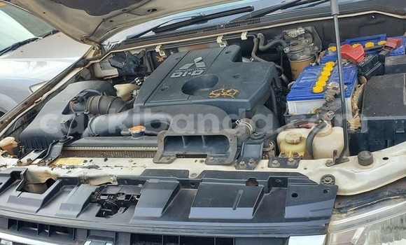 Gura Yakoze Mitsubishi Pajero White Imodoka i Bombo mu Central Gura Yakoze Mitsubishi Pajero White Imodoka i Bombo mu Central