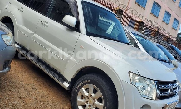 Gura Yakoze Mitsubishi Pajero White Imodoka i Bombo mu Central Gura Yakoze Mitsubishi Pajero White Imodoka i Bombo mu Central