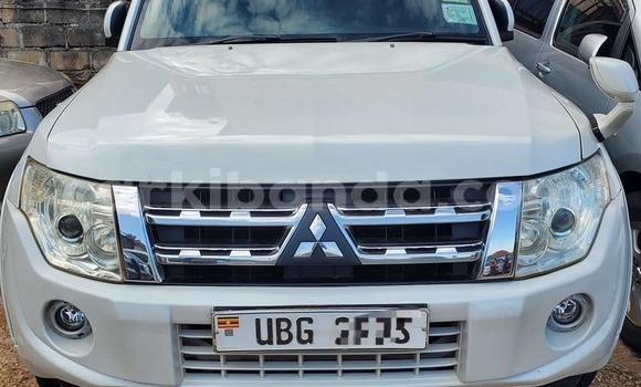 Gura Yakoze Mitsubishi Pajero White Imodoka i Bombo mu Central Gura Yakoze Mitsubishi Pajero White Imodoka i Bombo mu Central