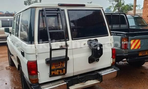 Gura Yakoze Toyota Land Cruiser Prado White Imodoka i Bombo mu Central Gura Yakoze Toyota Land Cruiser Prado White Imodoka i Bombo mu Central