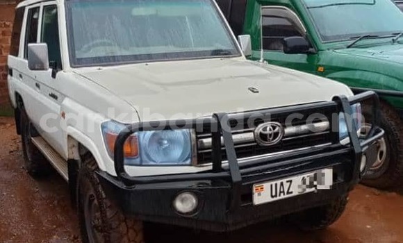 Gura Yakoze Toyota Land Cruiser Prado White Imodoka i Bombo mu Central Gura Yakoze Toyota Land Cruiser Prado White Imodoka i Bombo mu Central