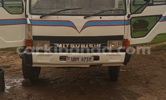 Nunua Ilio tumika Fuso Fighter Nyeupe Lori ndani ya Kasese nchini Uganda