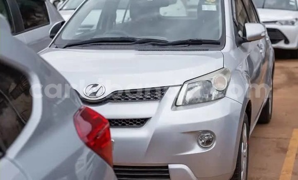 Gura Yakoze Toyota IST Silver Imodoka i Kampala mu Uganda