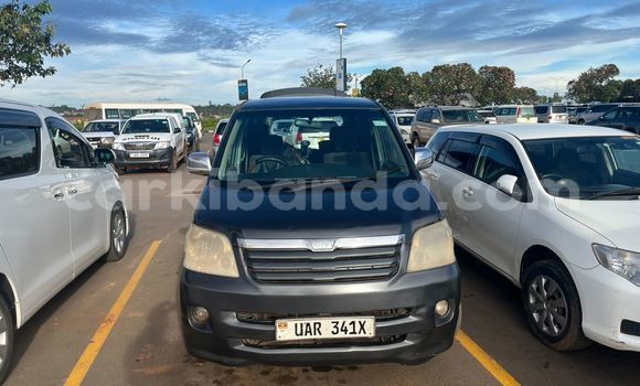 Gura Yakoze Toyota Noah Black Imodoka i Kampala mu Uganda