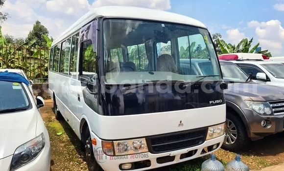 Nunua Ilio tumika Mitsubishi Van Nyeupe Lori ndani ya Kampala nchini Uganda Nunua Ilio tumika Mitsubishi Van Nyeupe Lori ndani ya Kampala nchini Uganda