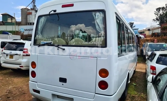 Nunua Ilio tumika Mitsubishi Van Nyeupe Lori ndani ya Kampala nchini Uganda Nunua Ilio tumika Mitsubishi Van Nyeupe Lori ndani ya Kampala nchini Uganda
