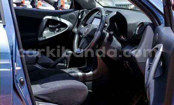 Nunua Ilio tumika Toyota RAV4 Bluu Gari ndani ya Kampala nchini Uganda Nunua Ilio tumika Toyota RAV4 Bluu Gari ndani ya Kampala nchini Uganda