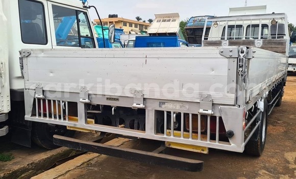 Gura Yakoze Isuzu FTR 850 White Ikamyo i Kampala mu Uganda Gura Yakoze Isuzu FTR 850 White Ikamyo i Kampala mu Uganda