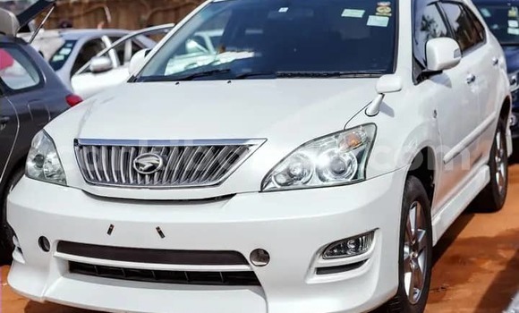Gura Yakoze Toyota Harrier White Imodoka i Kampala mu Uganda