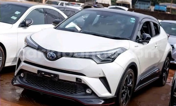 Acheter Occasion Voiture Toyota C-HR Blanc à Kampala, Ouganda