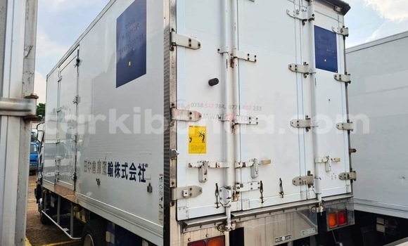 Gura Yakoze Fuso Fighter White Ikamyo i Kampala mu Uganda Gura Yakoze Fuso Fighter White Ikamyo i Kampala mu Uganda