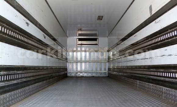 Gura Yakoze Fuso Fighter White Ikamyo i Kampala mu Uganda Gura Yakoze Fuso Fighter White Ikamyo i Kampala mu Uganda