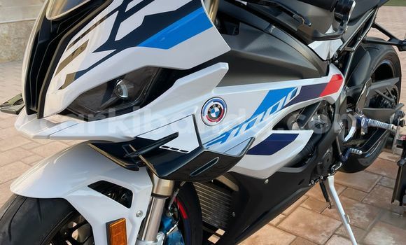 Gura Yakoze BMW S 1000 White Bike i Kampala mu Uganda