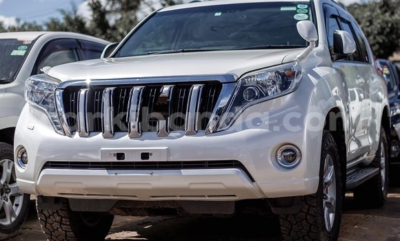 Nunua Ilio tumika Toyota Prado Nyeupe Gari ndani ya Kampala nchini Uganda Nunua Ilio tumika Toyota Prado Nyeupe Gari ndani ya Kampala nchini Uganda