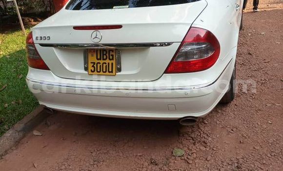 Gura Yakoze Mercedes‒Benz E–Class White Imodoka i Bugembe mu Eastern Gura Yakoze Mercedes‒Benz E–Class White Imodoka i Bugembe mu Eastern