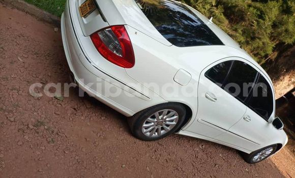 Gura Yakoze Mercedes‒Benz E–Class White Imodoka i Bugembe mu Eastern Gura Yakoze Mercedes‒Benz E–Class White Imodoka i Bugembe mu Eastern